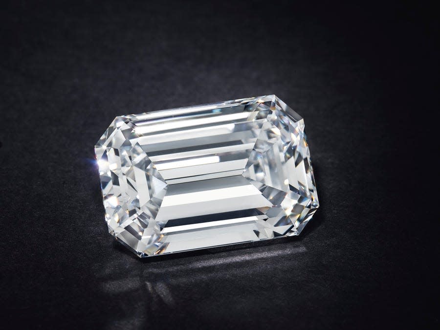 La casa Christie's acaba de vender este diamante de 28.86 quilates por 2.115 millones de dólares, lo que lo convierte en el diamante más caro que se haya subastado online. Foto: CHRISTIE LTD. 2020.