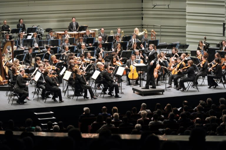 Les musiciens de l'Orchestre Lamoureux, sous la direction de Fayçal Karoui, jouent le Boléro de Raval, le 3 février 2013 à Nantes (FRANK PERRY)