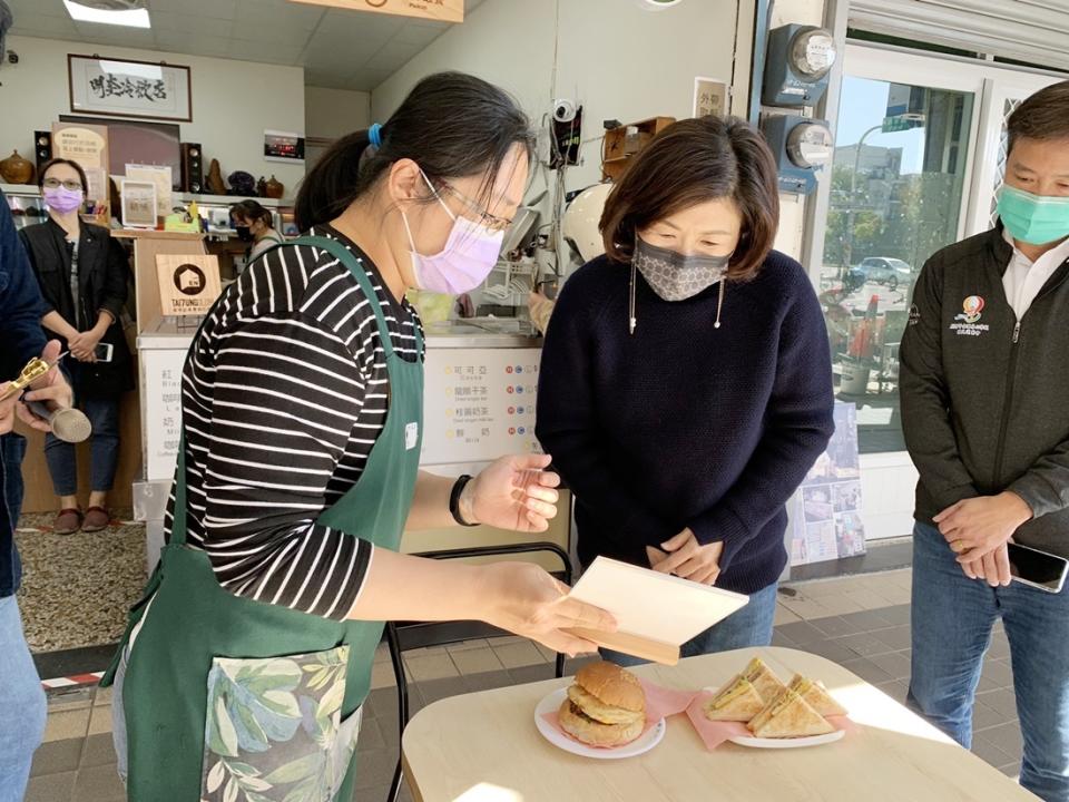 臺東縣長饒慶鈴前往明奎早餐店參訪，見證店家雙語化改造成果。