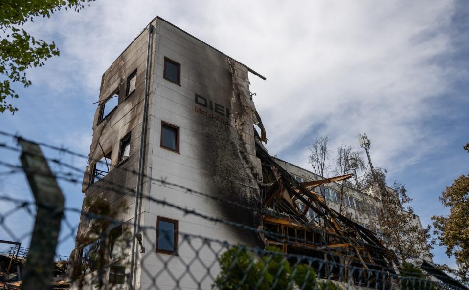 Blick auf ein abgebranntes Gebäude auf dem Gelände der Diehl Metal Fabrik in Berlin-Lichterfelde. - Copyright: Monika Skolimowska/picture alliance via Getty Images