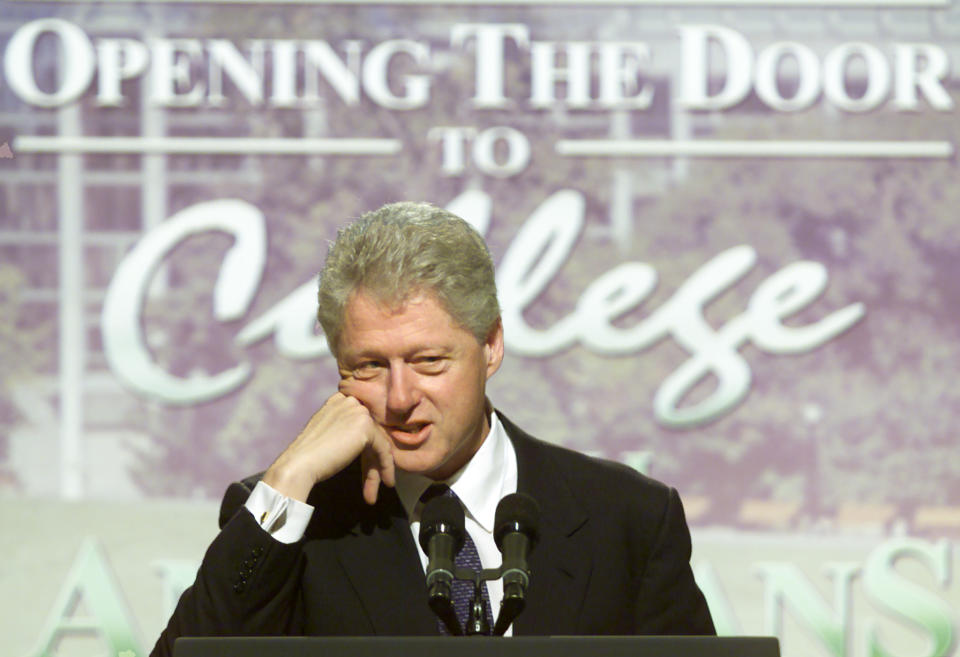 U.S. President Bill Clinton announces a lower student loan default at a White House ceremony in Washington on October 2, 2000. Clinton stated that the student loan default rate is currently 6.9 percent.

WP/CM