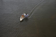 <p>Jesus Rodriguez rescues Gloria Garcia after rain from Hurricane Harvey flooded Pearland, in the outskirts of Houston, Texas, Aug. 27, 2017. (Photo: Adrees Latif/Reuters) </p>