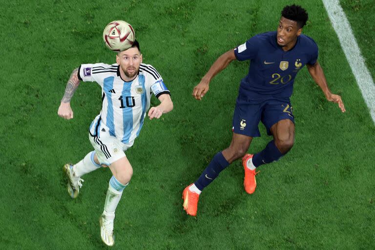 Una escena entre Lionel Messi y Kingsley Coman durante la final de la Copa Mundial Qatar 2022