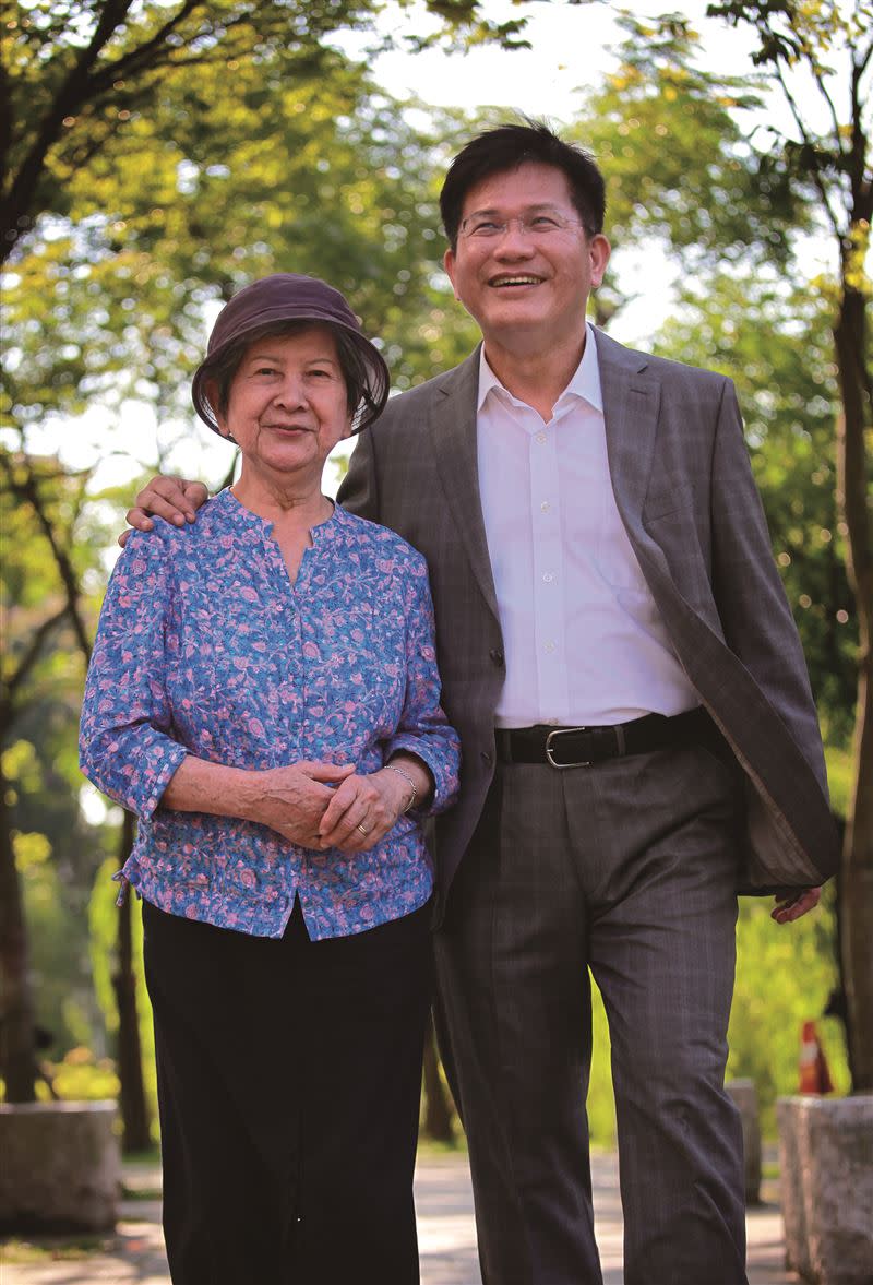  新北市長候選人林佳龍媽媽罕見曝光說：「我把兒子獻給台灣」 。（圖／秀威資訊-釀出版提供）