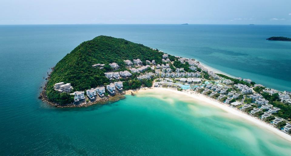擁有天然美景的富國島，島上遍布五星酒店及Villa，旅客能徜徉在極致奢華的海島度假中。（星宇航空提供）