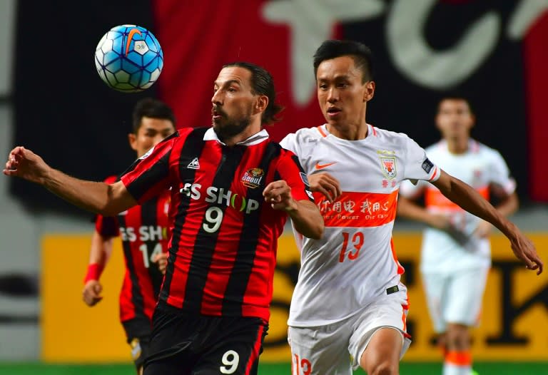 South Korea's FC Seoul forward Dejan Damjanovic (left) fights for the ball with China's Shandong Luneng defender Zhang Chi during their quarter-final match of the AFC Champions League in Seoul on August 24, 2016