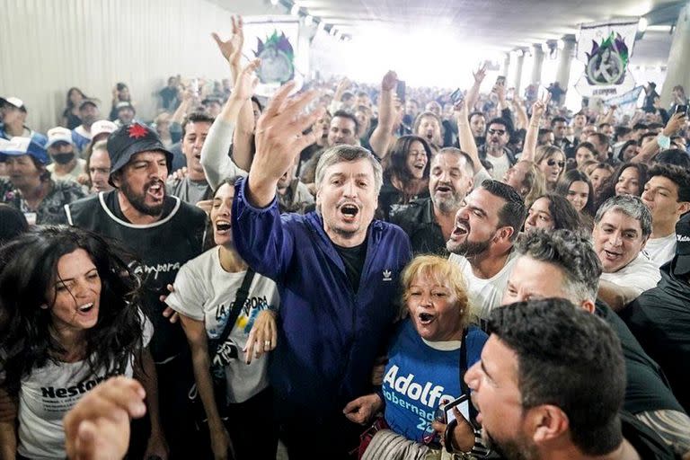 Máximo Kirchner, el 24 de marzo de 2022, con la columna de La Cámpora en el túnel de Av. del Libertador