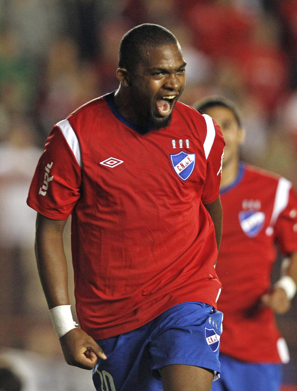 ARCHIVO - En esta fotografía del 15 de marzo de 2011, Santiago García celebra su gol para el equipo uruguayo de Nacional durante el partido de la Copa Libertadores en Buenos Aires. (AP Foto/Natacha Pisarenko, Archivo)