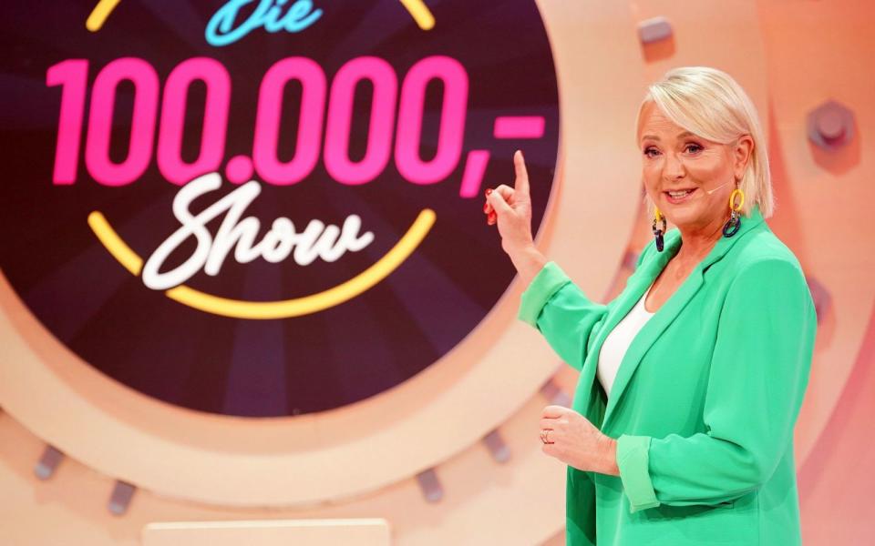 "Ich liebe diese Show einfach", war Ulla Kock am Brink am Ende der "100.000 Mark Show" (RTL) begeistert. Für sie ist das reines "Heldenfernsehen". (Bild: RTL / Stefan Gregorowius)