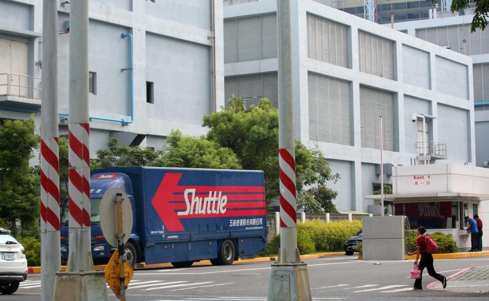 一輛輛寫著「溫控氣墊車」的五崧捷運貨櫃車，不斷在台積電南科廠門口出現。