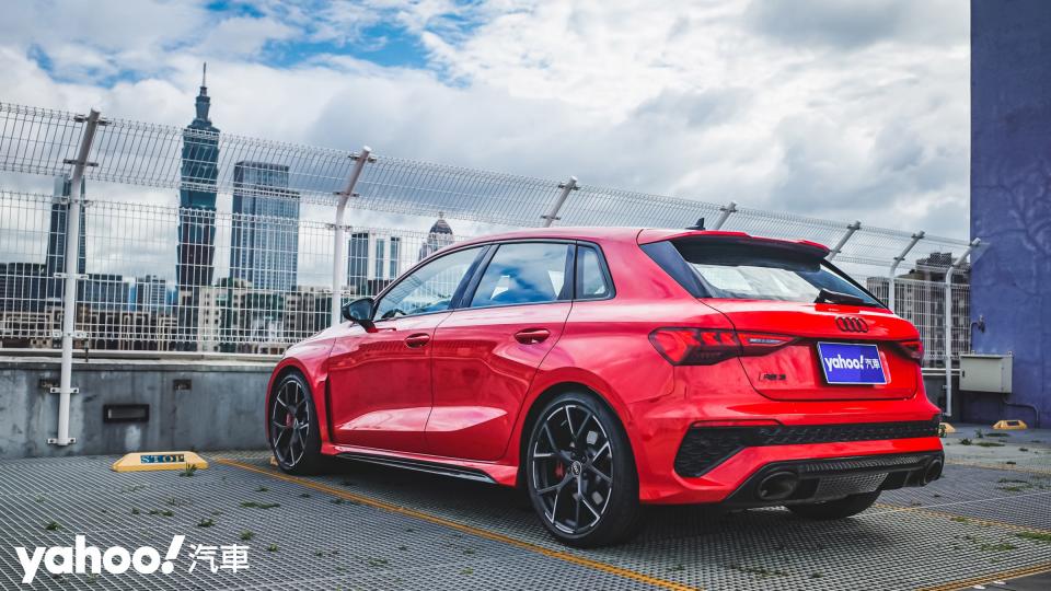 <p>2022 Audi RS 3 Sportback試駕！-01</p> 