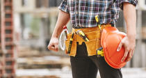 Zum Beruf eines Bauarbeiters gehört das Arbeiten in großen Höhen. Stürze mit Verletzungs- und Todesfolgen gehören zu den Risiken ihrer Tätigkeit. Außerdem müssen sie nicht selten mit Werkzeug und Gerät arbeiten, mit denen sie sich verletzen können. (Bild: Getty Images)