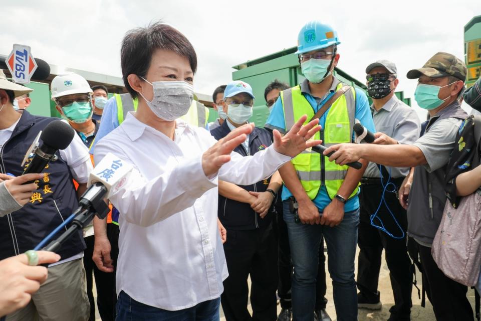 盧秀燕到中央公園視察抗旱工程狀況。   圖：台中市政府/提供