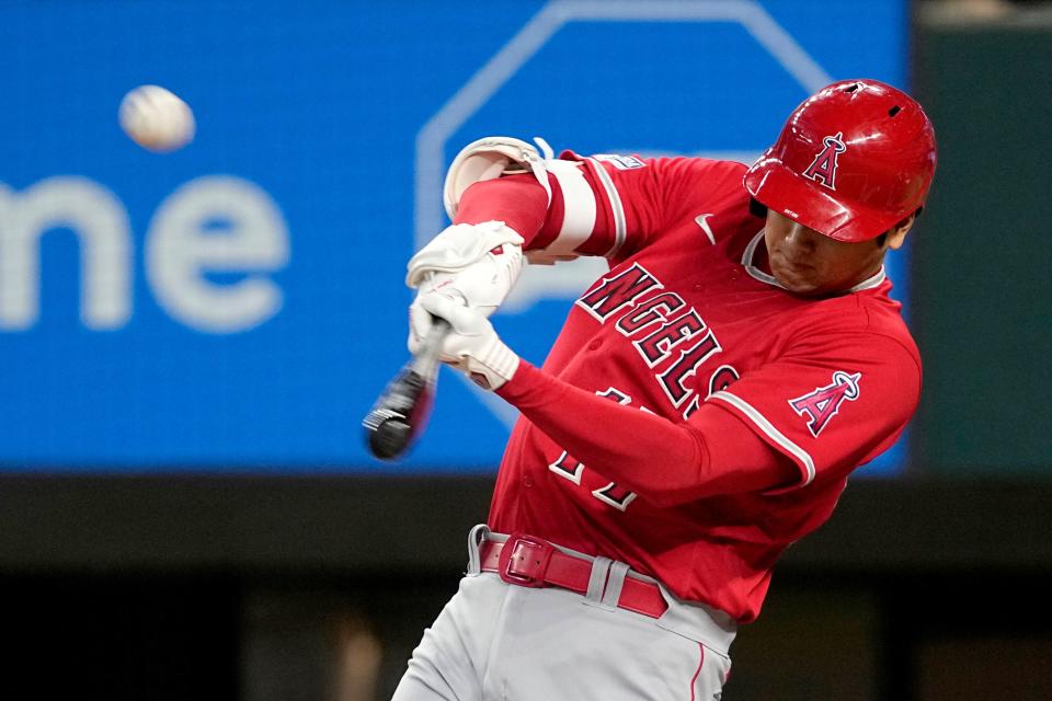 大谷一棒將球掃出大牆。（AP）