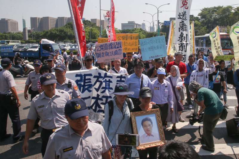 20170920-台灣移工聯盟「影像戳破警方謊言移工根本命不該絕」總統府前記者會，遭警方射殺越南外勞阮國非的爸爸阮國同和妹妹阮氏草悲憤的要求真相，結束後，並入府陳情 。（陳明仁攝）