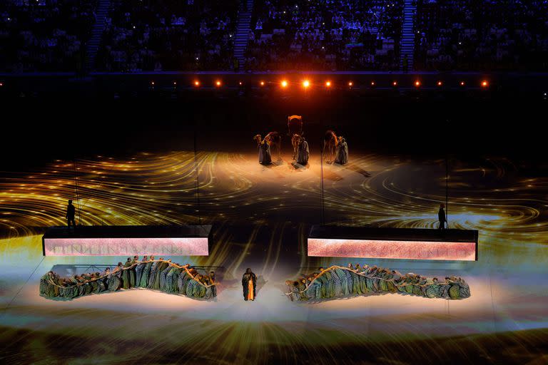 Los bailarines y camellos en la ceremonia de apertura de Qatar 2022