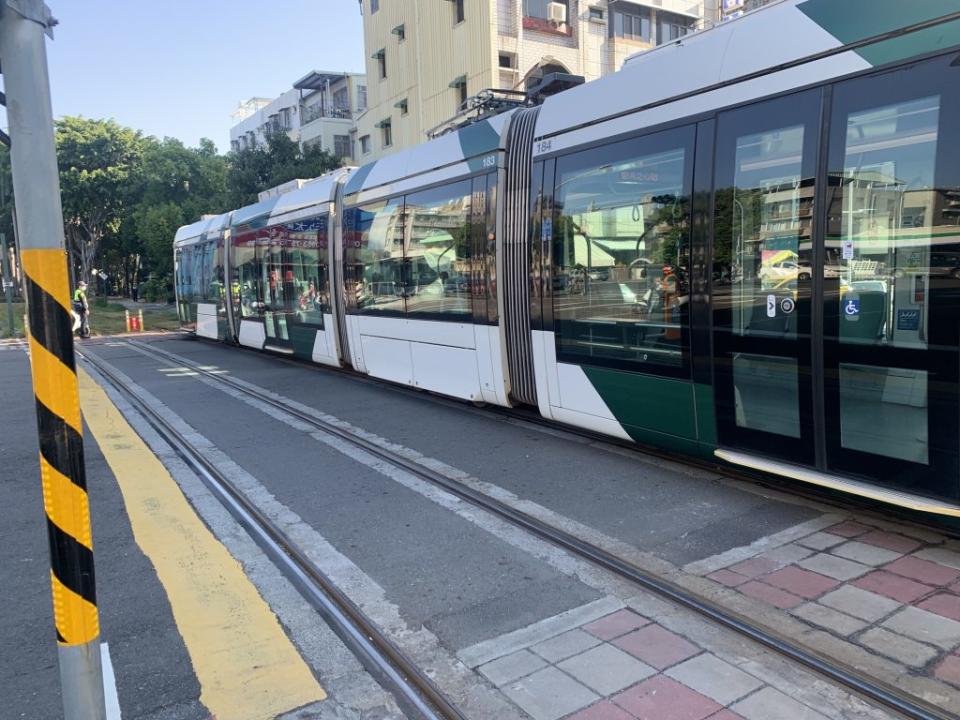 高雄輕軌列車二十八日與一輛闖紅燈腳踏車擦撞，幸無人傷，但騎士涉及肇事逃逸。（記者蔣謙正翻攝）