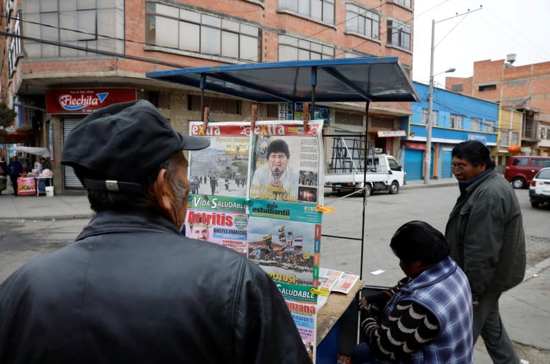 Un hombre mira los periódicos tras la salida del país del renunciado presidente Evo Morales, en La Paz