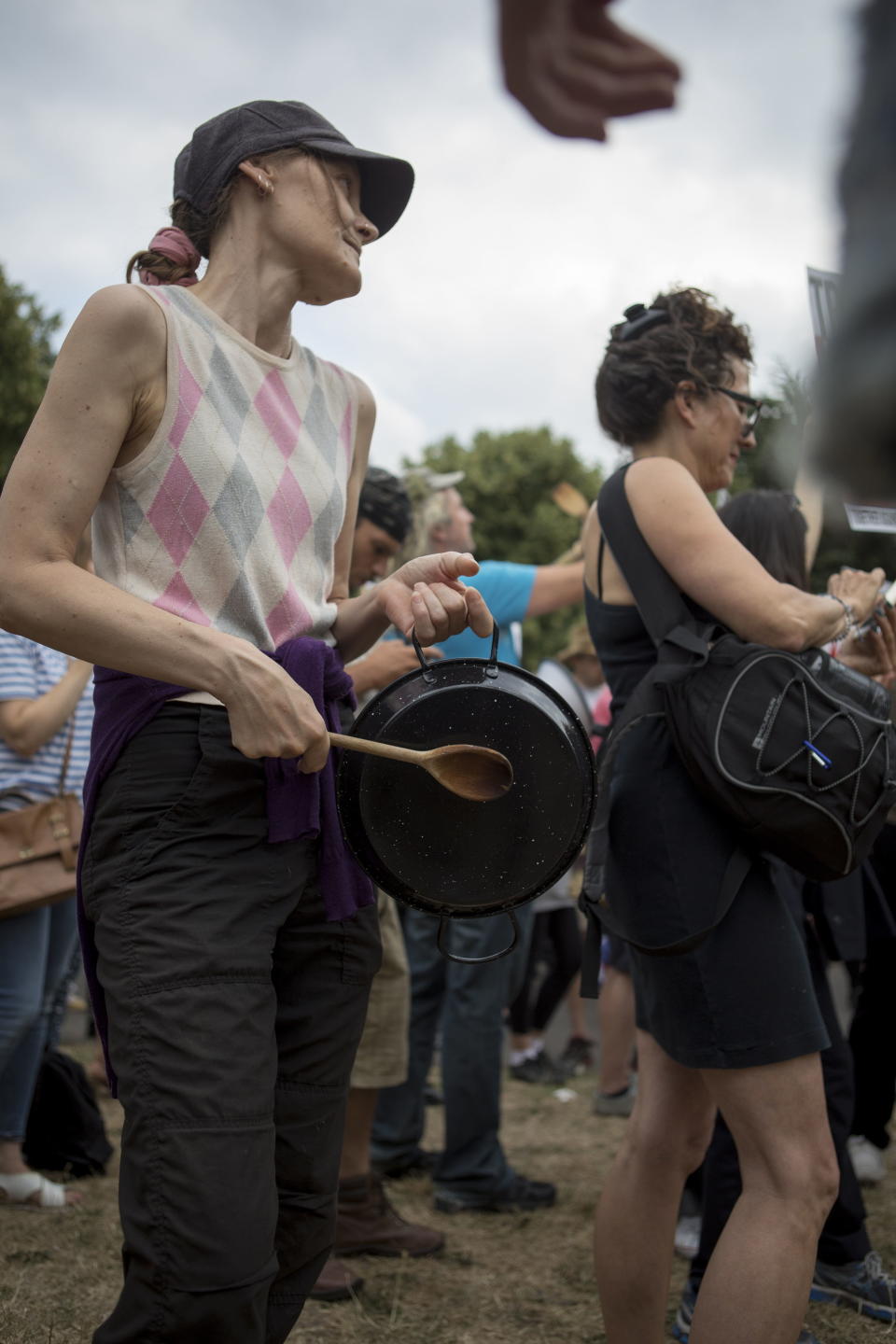 LON01. LONDRES (REINO UNIDO), 12/07/2018.- Decenas de manifestantes se reúnen frente a la residencia del embajador de los Estados Unidos en Regent’s Park, Londres (Reino Unido) hoy, jueves 12 de julio de 2018, donde el presidente estadounidense, Donald J. Trump, permanecerá la primera noche de su visita de cuatro días al país. Los manifestantes usan megáfonos, silbatos y ollas para crear ‘una pared de ruido’ como protesta en contra de la visita de Trump. La manifestación más multitudinaria tendrá lugar mañana con un recorrido por las principales vías de la capital británica bajo el lema “Stop Trump March” (Marcha para parar a Trump). EFE/STR