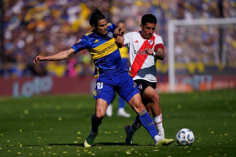 Cavani y Enzo Pérez disputan la pelota, durante el último Boca-River en la Bombonera