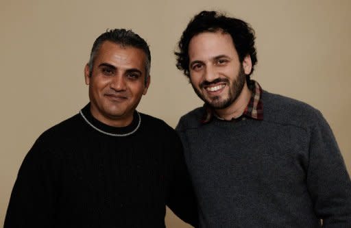 Burnat y Davidi, palestino e israelí, firman el documental nominado al Oscar 'Five Broken Camaras'. Burnat fue protagonista de un incidente a su entrada en EEUU, donde fue retenido una hora por las autoridades migratorias. (Getty Images/AFP/Archivos | Larry Busacca)