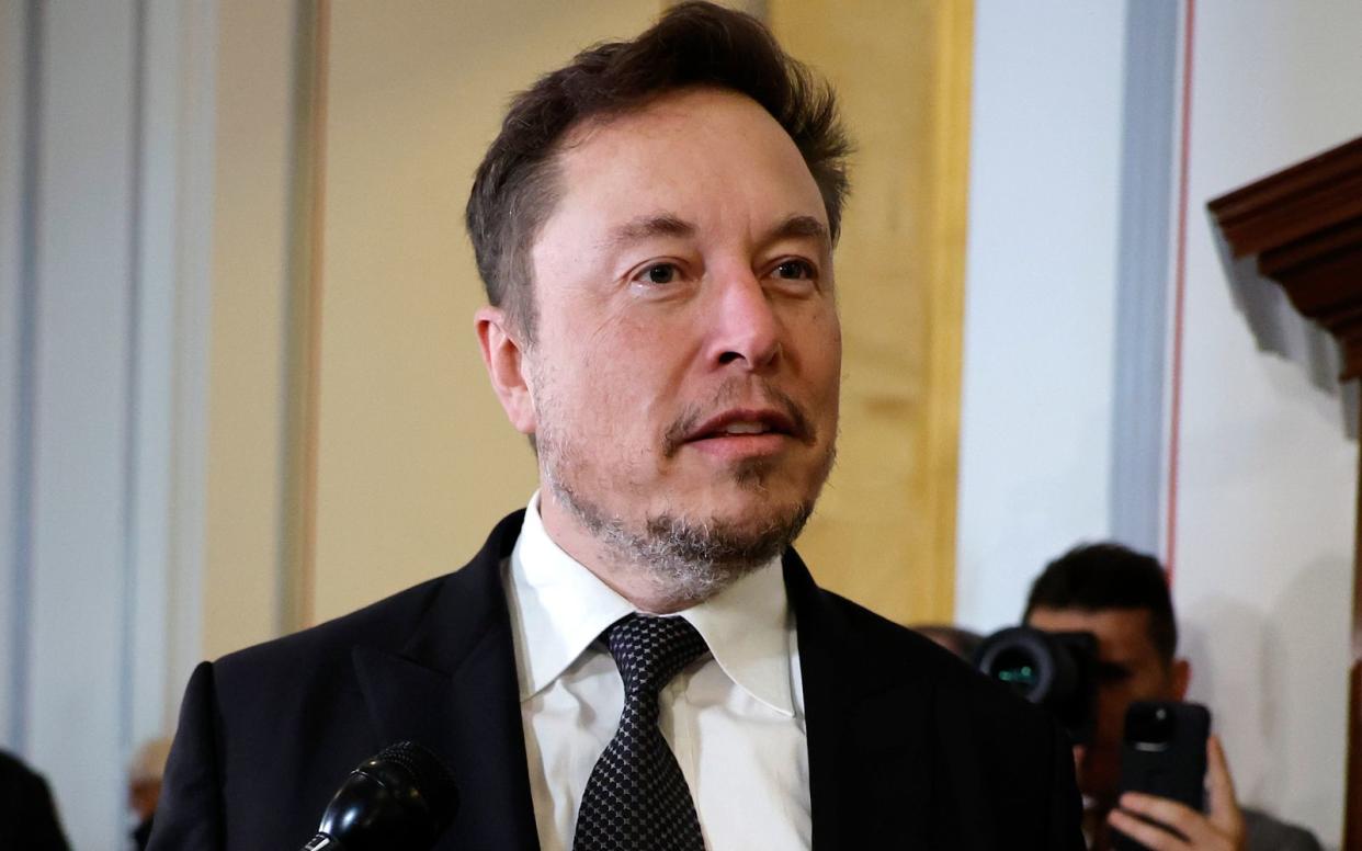 Elon Musk, CEO von Tesla und X, fechtet einen Streit mit Wikipedia-Mitbegründer Jimmy Wales aus - online versteht sich. (Bild: 2023 Getty Images/Chip Somodevilla)