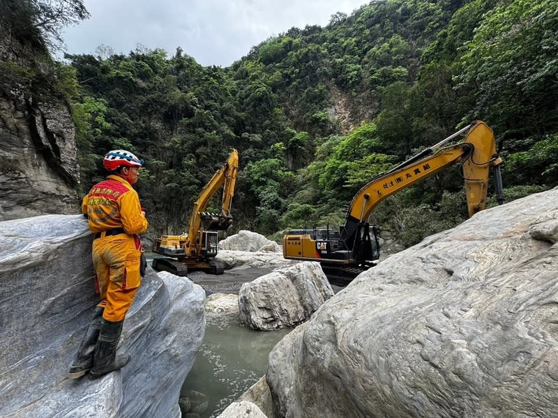 花蓮強震第6天，仍有6人失聯，太魯閣砂卡礑是重點搜救區，大型機具從峽谷橋下河床的地方開始前進砂卡礑步道，因遇到巨石無法排除，另行開闢旁邊山路前進。（圖／花蓮縣消防局提供）