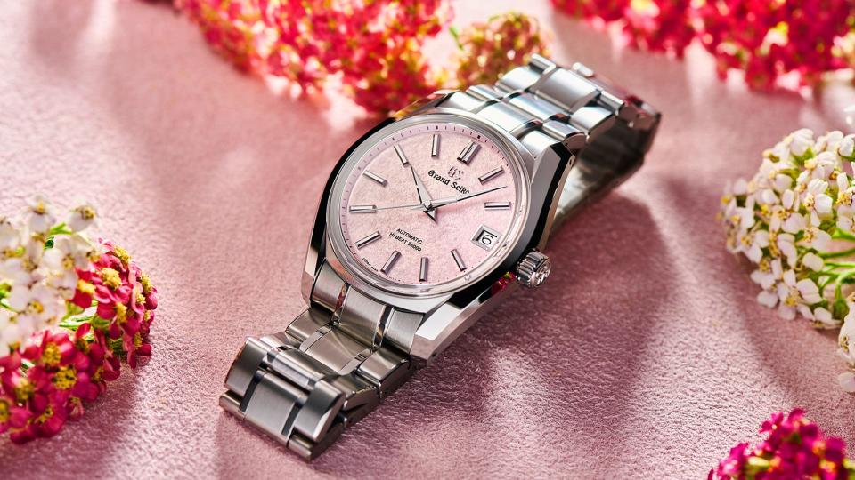 GRAND SEIKO近期推出了不少以櫻花為意象的粉紅面盤，SBGH341就是其中之一，以白雪覆蓋在盛開春櫻的景象為靈感，做出嬌柔的討喜色調。