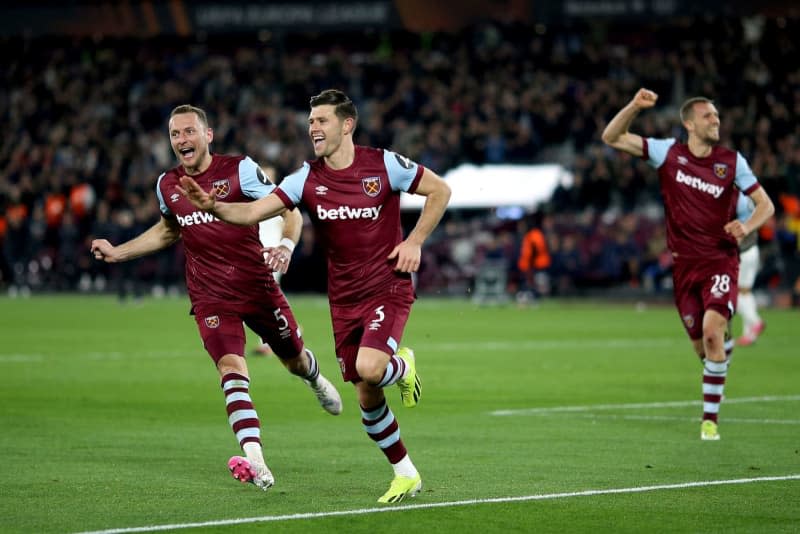 West Ham United's Aaron Cresswell (C) celebrates scoring their side's third goal of the game during the UEFA Europa League Round of 16, second leg soccer match between West Ham United and SC Freiburg at the London Stadium. Nigel French/PA Wire/dpa