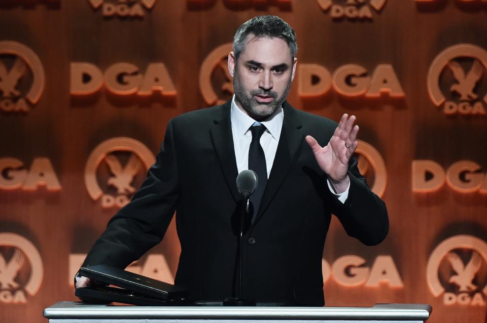 Alex Garland accepts a Directors Guild award for Outstanding Directorial Achievement of a First-Time Feature Film Director, for <em>Ex Machina</em>, Feb. 2016. (Photo: Alberto E. Rodriguez/Getty Images for DGA)