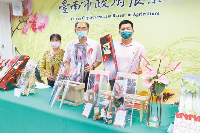 台南市農業局推薦線上訂購火鶴花禮盒，不用跨區移動及擔心疫情傳播，就可把祝福送給親友。（劉秀芬攝）
