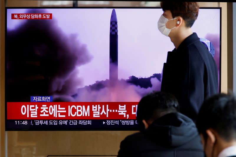FOTO DE ARCHIVO. Un hombre pasa junto a un televisor que emite una noticia sobre el lanzamiento de un misil balístico por parte de Corea del Norte frente a su costa oriental, en Seúl, Corea del Sur