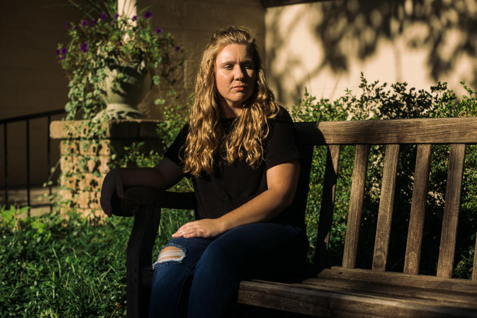 Jenna Kellett, una asistente personal y moderadora de un grupo de Facebook sobre servicios de pagos a plazos de 27 años, en su casa de Dublín, Ohio, el 2 de septiembre de 2021. (Andrew Spear/The New York Times)