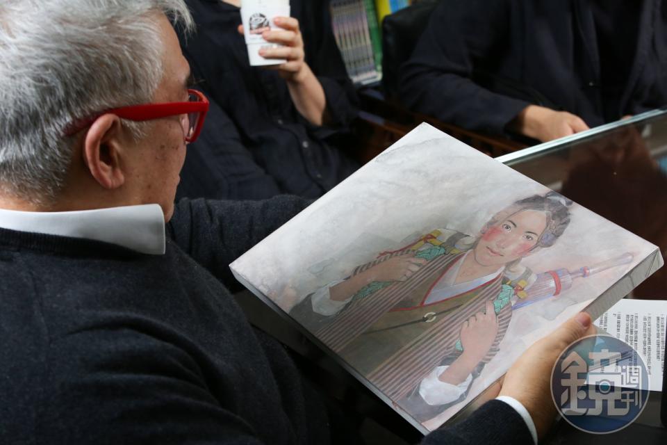 《雪棉》編劇馬利仔細端詳原畫。這張主角王清登場的畫作，是全書的創作基準。