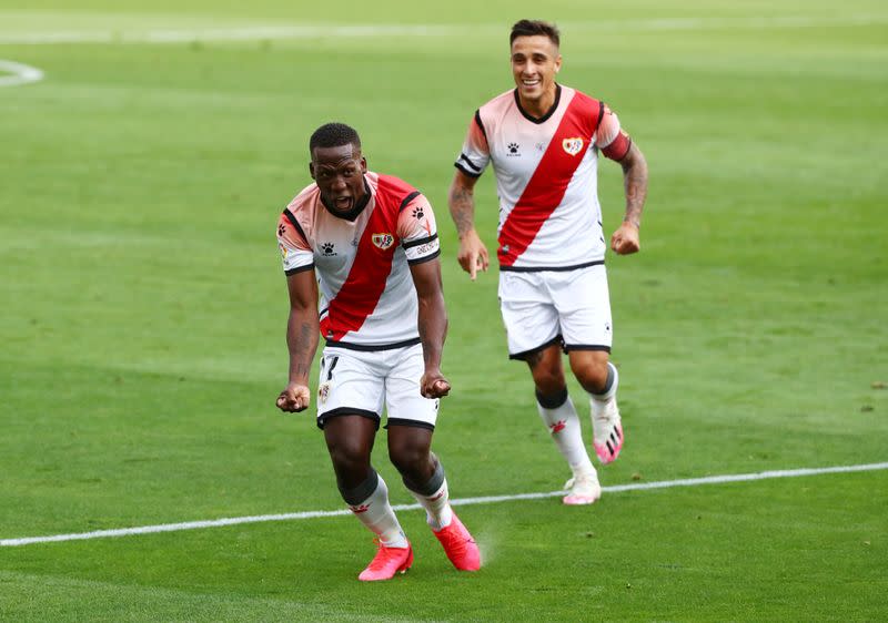 Luis Advíncula, del Rayo Vallecano, celebra el primer gol de su equipo, en el partido contra el Albacete, en el Campo de Fútbol de Vallecas, Madrid, España, el 10 de junio de 2020