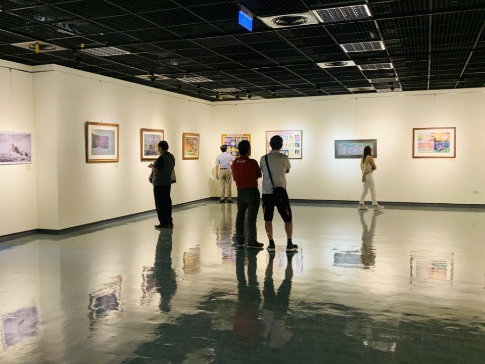 宜蘭聯勸「藝氣飛揚．愛頌聯勸」公益畫展在文化局第一展覽室展出，歡迎宜蘭鄉親、藝術同好與各界人士蒞臨參觀。（文化局提供）