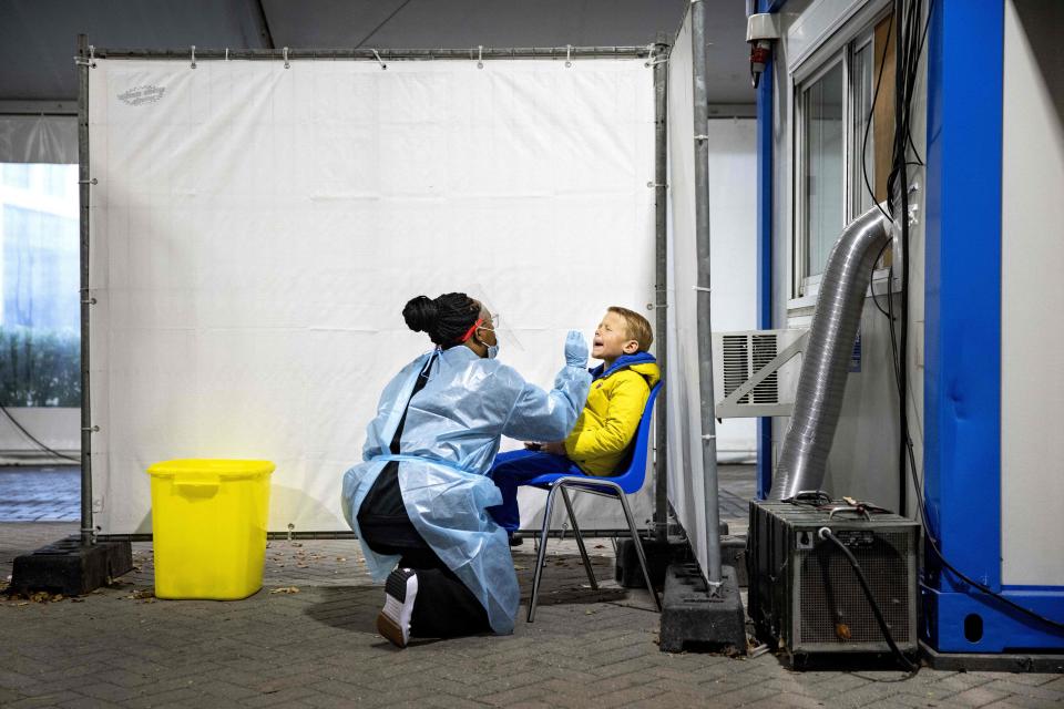 An employee of the Public Health Service of the Netherlands (GGD) carries out a test for Covid-19 in a street testing centre in the Hague, on November 17, 2021. - Netherlands OUT (Photo by Ramon van Flymen / ANP / AFP) / Netherlands OUT (Photo by RAMON VAN FLYMEN/ANP/AFP via Getty Images)