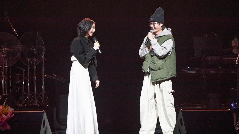萬芳（左）拉許富凱上台對唱〈愛情限時批〉。（圖／原點概念提供）