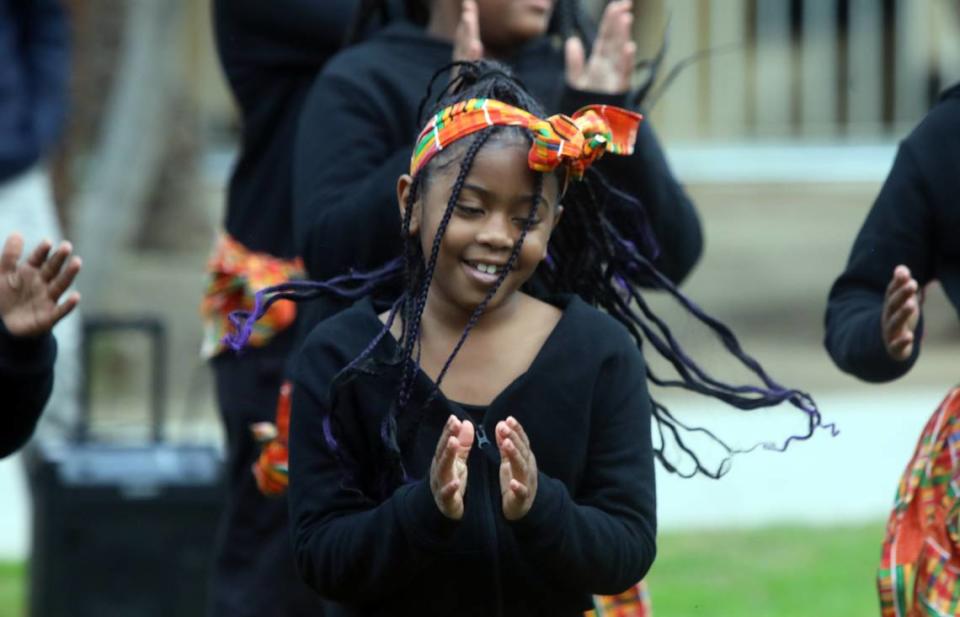 Una alumna de Martin Luther King Jr. Elementary School baila durante la ceremonia de colocación de guirnaldas, el 12 de enero, en el Courthouse Park.