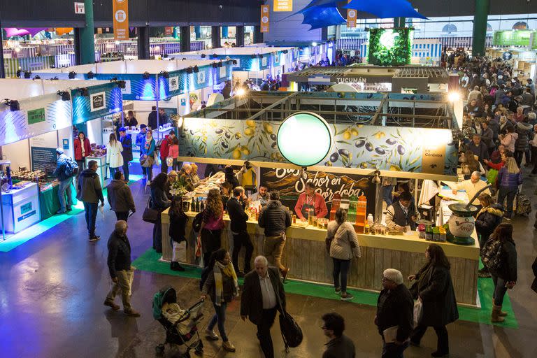 Además de comprar productos, en la feria se puede comer y beber