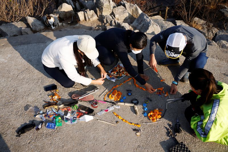 Imagen de archivo de miembros de Clean Hikers montando una obra con basura que recolectaron durante sus caminatas, en la cima de una montaña en Incheon