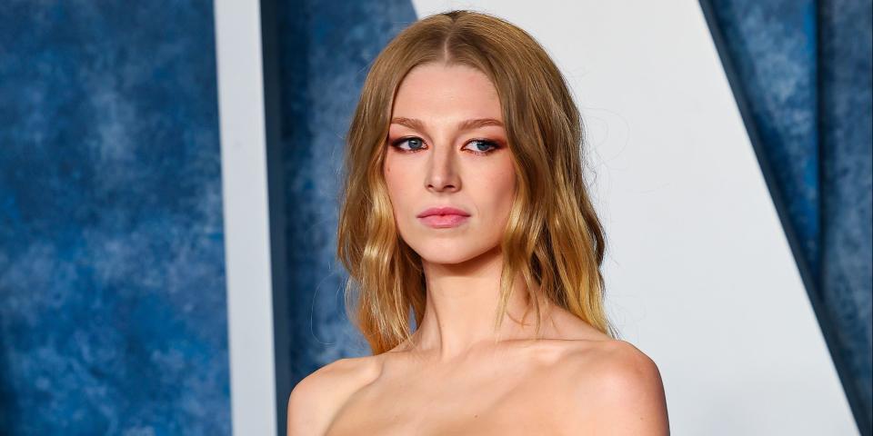 Hunter Schafer Wore A Single Feather As A Top At The Vanity Fair Oscars Party 7907