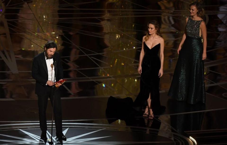 <p>Bei der Oscarverleihung 2017 bewies Brie Larson, dass an dem alten Sprichwort „Taten sagen mehr als Worte“ durchaus etwas dran ist. Als Casey Affleck auf die Bühne kam, um seine Auszeichnung als bester Schauspieler für „Manchester by the Sea“ in Empfang zu nehmen, weigerte Larson sich, für den Star zu applaudieren, weil er 2010 wiederholt der sexuellen Belästigung beschuldigt wurde.<br>Nach ihrer schauspielerischen Leistung in „Raum“ setzte die Schauspielerin als engagierte Verfechterin von Frauenrechten rund um den Globus mit ihrem Handeln ein Zeichen. Später sagte sie zur <em>Vanity Fair</em>: „Ich glaube, was auch immer ich auf der Bühne tat, sprach für sich selbst. Ich habe alles gesagt, was ich zu diesem Thema sagen muss.“ [Bild: Getty] </p>