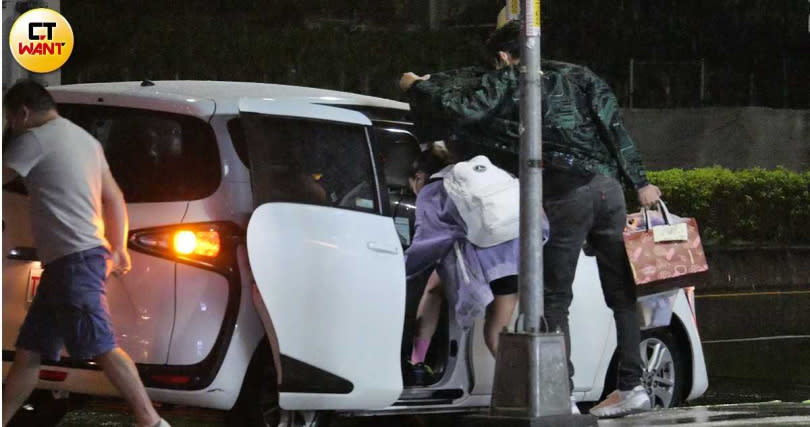 一直到李芷婷上車前，Jinbo都還在幫他擋雨。（圖／本刊攝影組）