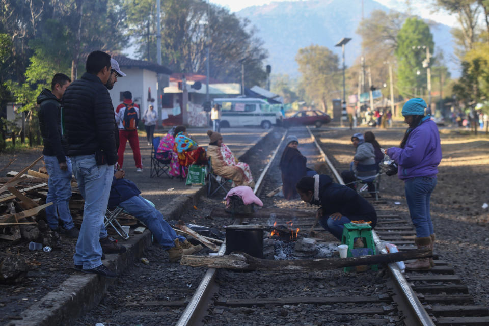 FOTOS | Caos económico en México por bloqueo de la CNTE a trenes en Michoacán