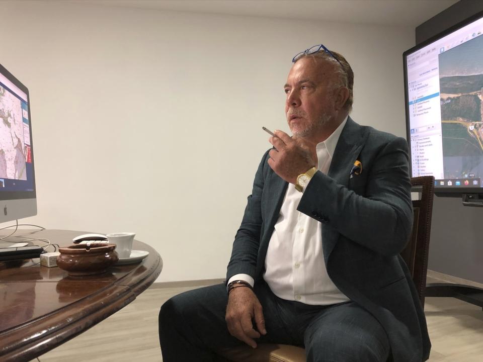 El empresario naviero venezolano Wilmer Ruperti fotografiado durante una entrevista en Caracas el 29 de abril del 2020. (AP Photo/Scott Smith)