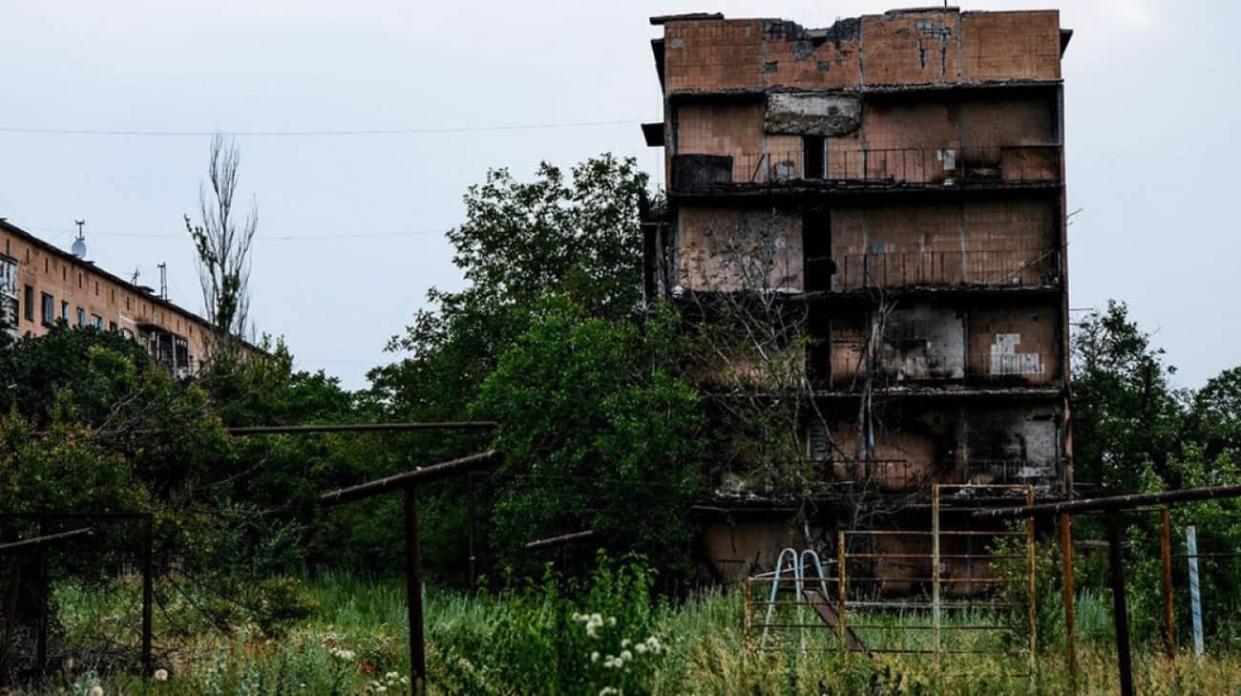 A house in Krasnohorivka damaged in a Russian attack (June 2023). Photo: National Police in Donetsk Oblast