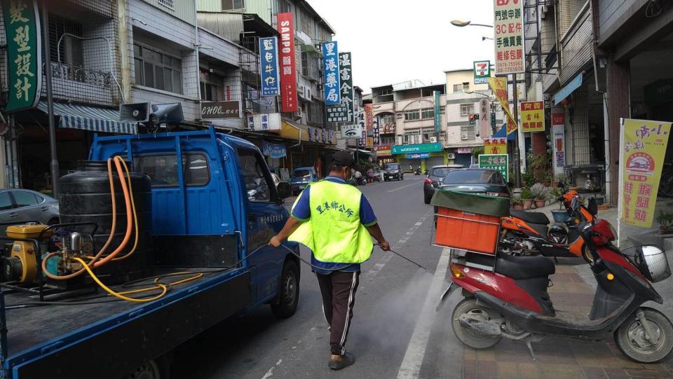 屏縣對確診軌跡地點已全面清毒。   圖：屏東縣政府/提供