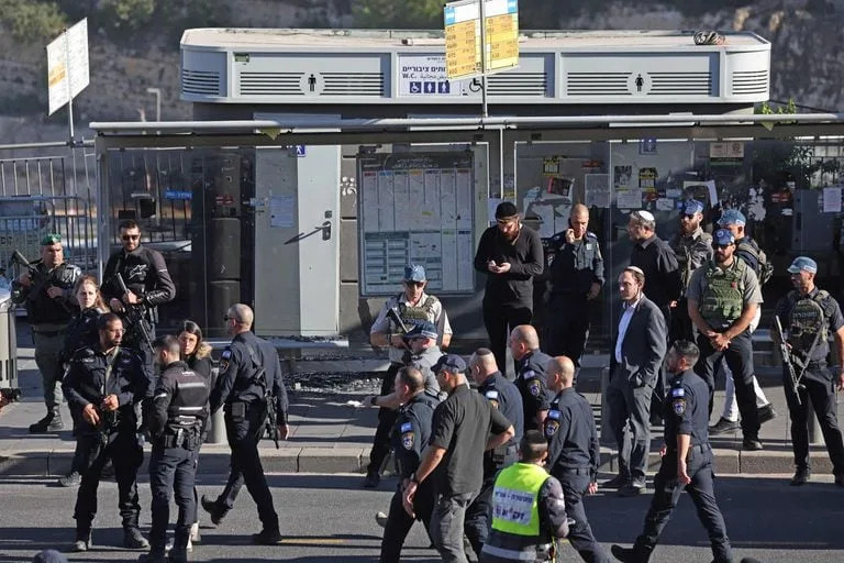 En medio de la guerra, dos hombres bajaron de un auto, abrieron fuego y mataron a tres personas en Jerusalén 