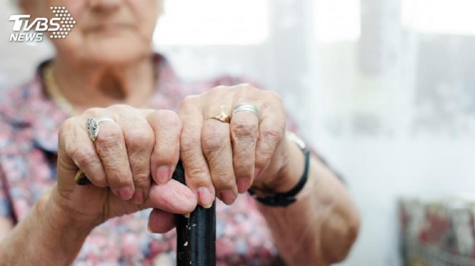 70歲老母遭到丈夫猛推在地。（示意圖／shutterstock 達志影像）